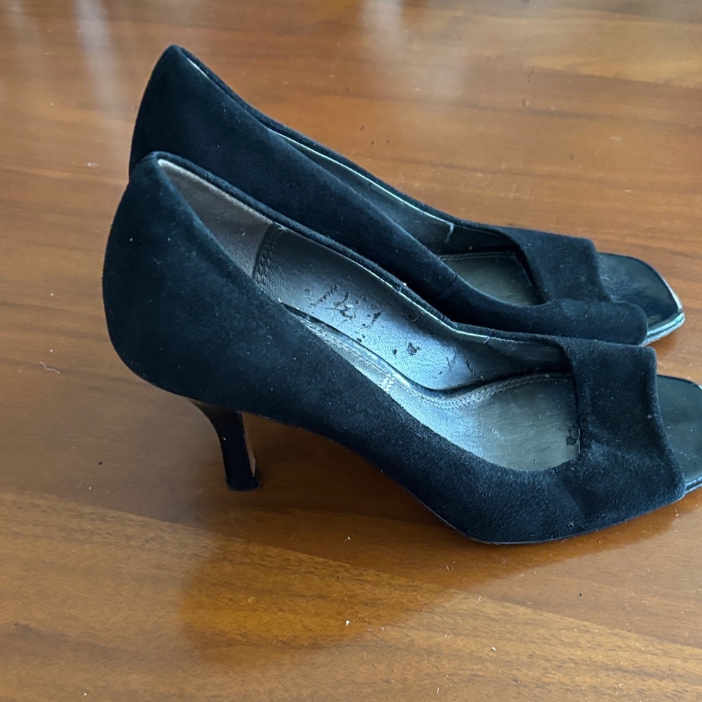 Tahari Black Suede Open-Toe Pumps Size 6 - Picture 3 of 6
